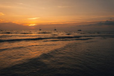 Akşam atmosferi Yazın alacakaranlıkta adada Orange Sahili