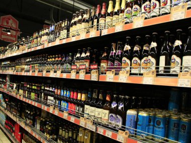 Chernihiv / Ukrayna. 03 Mart 2018: Alkollü içecekler süpermarket raflarında. Bira raf çeşitleri. Alkollü içecekler bölümü. 03 Mart 2018 yılında Chernihiv / Ukrayna