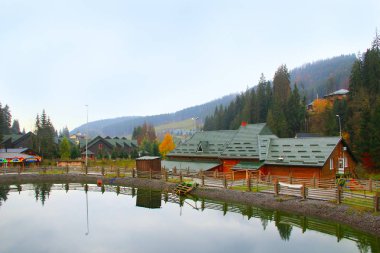 Bukovel Köyü Ivano-Frankivsk bölge / Ukrayna - 24 Ekim 2017 / Ukrayna: Ukrayna pitoresk göl ve turistik evlerde Kayak Bukovel. Dağ tatil beldesi göle ile manzara. Tatil Köyü dağlarında. 24 Ekim 2017 Bukovel Köyü Ivan