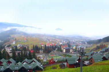Bukovel köyü Ivano-Frankivsk bölge / Ukrayna - 24 Ekim 2017 / Ukrayna: Ivano-Frankivsk bölge Ukrayna Bukovel beldesinde Karpat Dağları'nda füniküler ve güzel evleriyle. Dağ tatil. 24 Ekim 2017 Ivano-Frankivsk, Ukrayna
