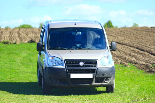 Tjernihiv Ukraina Maj 2015 Grå Fiat Doblo Cargo Van Landsbygden — Stockfoto