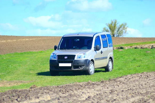 Tjernihiv Ukraina Maj 2015 Grå Fiat Doblo Cargo Van Landsbygden — Stockfoto