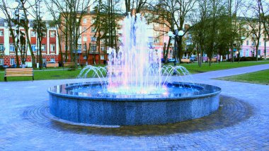 Şehir parkında renkli çeşmeler. Renkli su jetleri. Yaşam tarzı konsepti