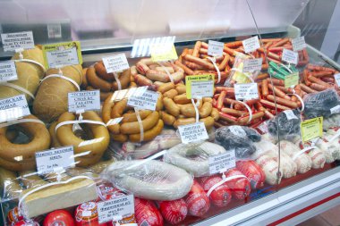 Gomel / Beyaz Rusya - 20 Mayıs 2018: Dükkanı sosis ve et ürünleri. Farklı sosis ve et ürünleri raflarda Shop geniş seçimi. Sosis dükkanda. Sosis dükkanı vitrin. Et ürünleri Mağazası