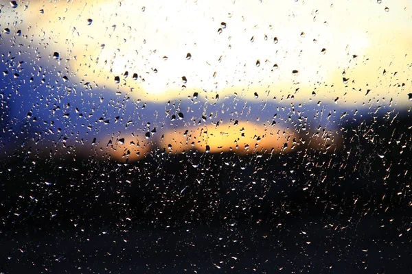 Penceresinin Dışında Günbatımı Arka Plan Üzerinde Yağmur Yağmur Cam Üzerinde — Stok fotoğraf