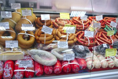 Gomel / Beyaz Rusya. 20 Mayıs 2018:, farklı sosis ve et ürünleri raflarda Shop. Sosis dükkanda. 20 Mayıs 2018 yılında Gomel / Beyaz Rusya