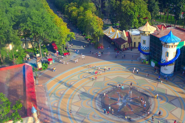 从鸟瞰图看城市公园 人们在哈尔科夫的高尔基公园里休息 顶部视图 城市公园的人们放松 — 图库照片