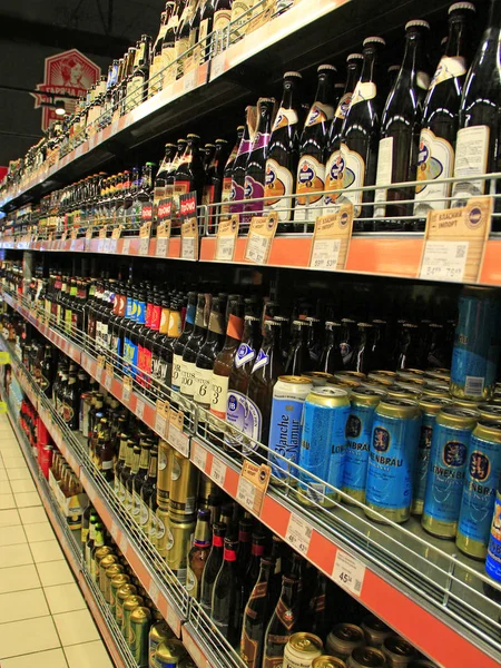 Chernihiv Ucrânia Abril 2018 Bebidas Alcoólicas Nas Prateleiras Supermercado Diferentes — Fotografia de Stock