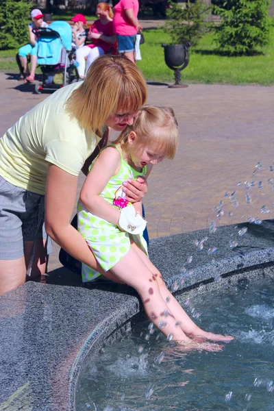 Mãe Sua Filha Brincando Perto Fontes Cidade Parque Mãe Lavar — Fotografia de Stock