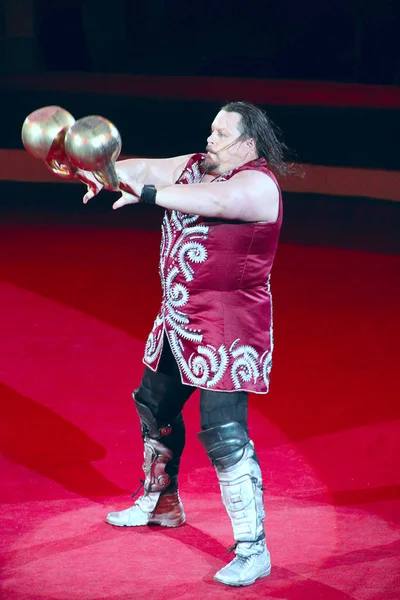 Gomel Belarus May 2018 Strong Man Showing Tricks Weights Arena — Stock Photo, Image