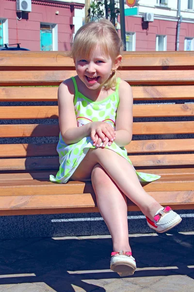 Niña Riendo Mientras Está Sentada Banco Parque Ciudad Emociones Positivas —  Fotos de Stock