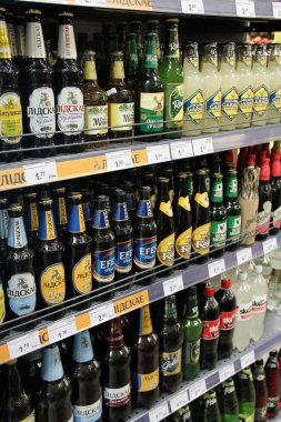 Gomel / Beyaz Rusya - 20 Mayıs 2018: alkollü içecekler süpermarket raflarında. Alkol içki Pazar kavramı. Bira raf çeşitleri. Yerli ve ithal bira. Alkollü içecekler bölümü