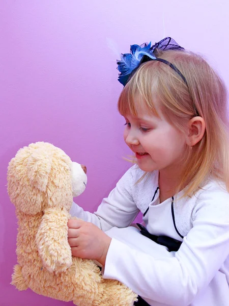Menina Chapéu Moda Brincando Com Filhote Urso Brinquedo Nas Mãos — Fotografia de Stock