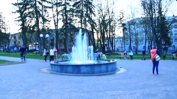 Chernihiv Ucrânia Junho 2018 Fontes Coloridas Parque Cidade Jatos Coloridos — Vídeo de Stock