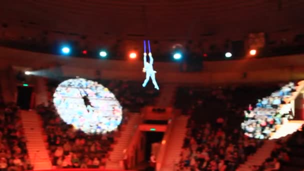 戈梅利 白俄罗斯 2018年5月20日 马戏号 在马戏表演体操运动员的苗条的女孩显示把戏 体操运动员 Equilibrist 在马戏圆顶之下 — 图库视频影像