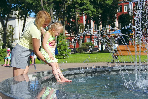 Mutter Und Tochter Spielen Der Nähe Des Stadtbrunnens Park Mutter — Stockfoto