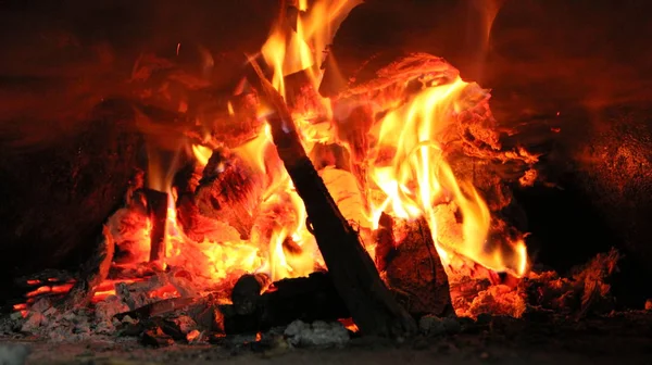 在铸铁罐中烹调时在烤箱中燃烧 烤箱着火了 明亮的火 — 图库照片