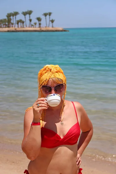 Κορίτσι Πίνει Καφέ Στέκεται Στην Παραλία Κατά Διάρκεια Διακοπών Γυναίκα — Φωτογραφία Αρχείου