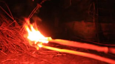 Meşale saman ışın yaptı. Soyut hareket. Karanlıkta parıldıyor soyut hareketi