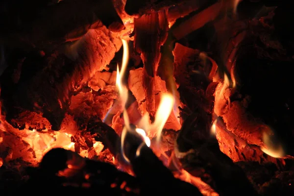 Lángok Sütő Tartályok Öntöttvas Főzés Közben Tűz Kemencében Ragyogó Lángok — Stock Fotó