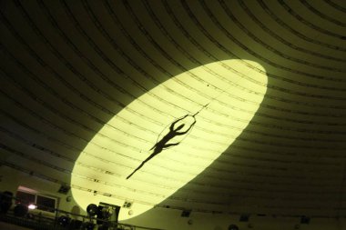 Jimnastikçi duvarda silüeti. Gölge sayının sirk arena yüksek performans aktör Dengeleme jimnastikçi. Sirkte jimnastikçiler performansını sırasında hileler gösteren adam equilibrist