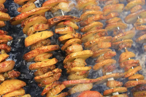 Schaschlik Aus Kartoffelstücken Und Speck Kochen Von Kartoffeln Und Speck — Stockfoto