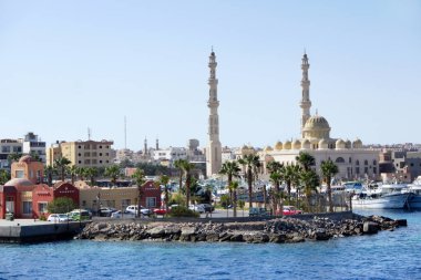 Hurghada / Mısır. 28 Temmuz 2018: Panorama Hurghada'nın manzarasına sahip. Hurghada'da Camii. Mısır şehir Hurghada Kızıldeniz üzerinden bir bakış. Hurghada'da Merkez Camii. Tropikal resort