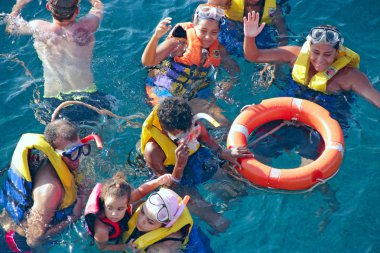 Hurghada / Mısır. 28 Temmuz 2018: maskeleri ve can yelekleri su dalgıç ekibi. İnsanlar maskeler ile balıklar Kızıldeniz'bak.