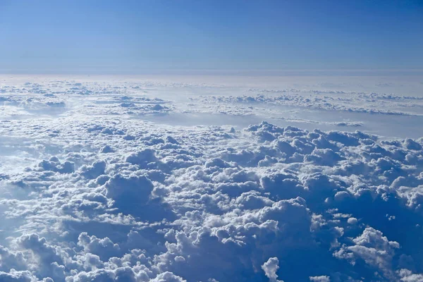 Voo Sobre Nuvens Panorama Maravilhoso Janela Avião Com Nuvens Brancas — Fotografia de Stock