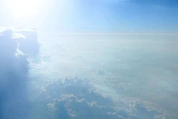 Prachtig Uitzicht Vanuit Raam Van Het Vliegtuig Ochtendzon Wolken Ongewone — Stockfoto