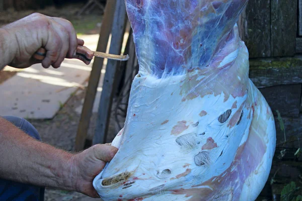 Butcher Carving Goat Carcass Fresh Meat Butcher Cutting Animal Skin — Stock Photo, Image