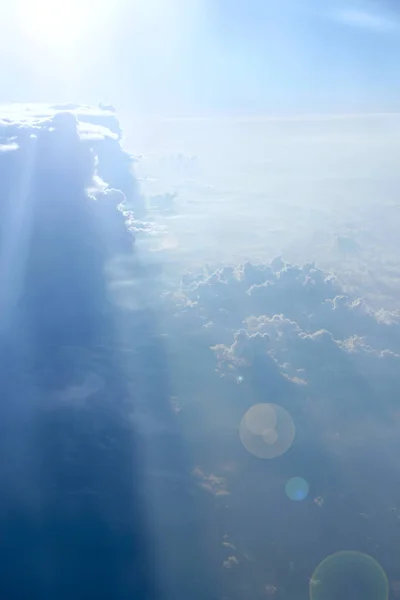 Prachtig Uitzicht Vanuit Raam Van Het Vliegtuig Ochtendzon Wolken Ongewone — Stockfoto