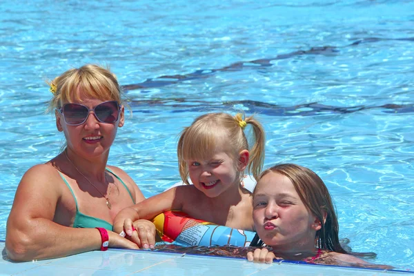 Mère Heureuse Avec Ses Filles Assises Dans Piscine Posant Devant — Photo