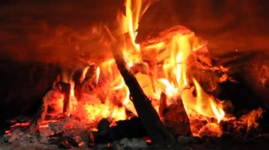 Ahşap brighly yakma fırını içinde ateş. Yakacak odun yanık kırsal fırında. Yakacak odun yanan şömine portre. Yangın ve alevler. Yanan ateş ahşap şömine yakın çekim