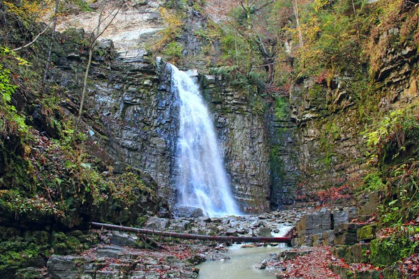 Wasserfall Mit Wasser Das Von Einer Klippe Fällt Manyavskii Wasserfall — Stockfoto