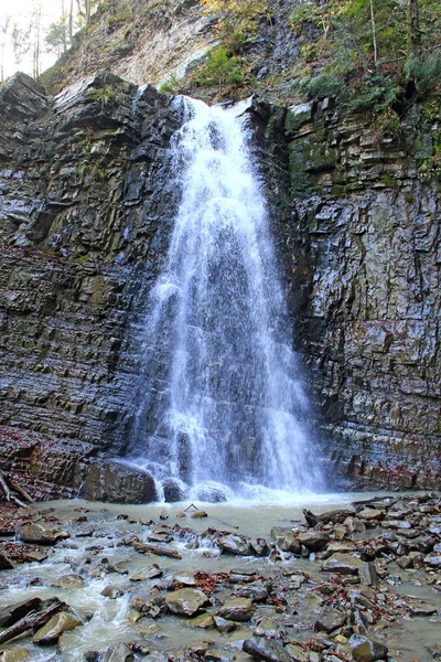 Cachoeira Com Água Caindo Penhasco Cachoeira Manyavskii Nas Montanhas Dos — Fotografia de Stock