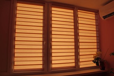 Oda tasarım öğesi. Odasında kremi ile modern dairelerin ve gündüz yatay. Pencere silindirler. Gece gündüz kullanarak çift sistem