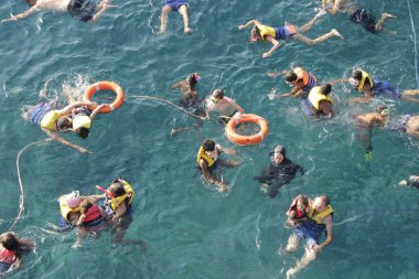 Hurghada, Mısır 02 Ağustos 2018: maskeleri ve can yelekleri su dalgıç ekibi. İnsanlar maskeler ile balıklar Kızıldeniz'bak. Yaz tatillerini zevk insanlar