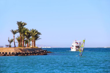 Hurghada / Mısır. 28 Temmuz 2018: tropik ada palmiye ağaçları ve mesire gemi ile görünümünü Denizi üzerinde. Red Sea'deki/daki Cennet Adası. Tropikal resort. Tatil kavramı. Plaj palmiye ağaçları ve deniz ile deniz panorama