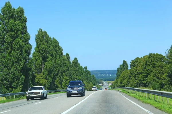 Kharkiv Ucrania Agosto 2016 Tráfico Bidireccional Automóviles Los Coches Conducen — Foto de Stock