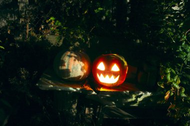 Cadılar Bayramı'nda karanlıkta parlayan korkunç hayalet yüz. Korkutucu maskesini Cadılar Bayramı için. Cadılar Bayramı tatil. Helloween kabak koyu yaprakları parlak. Korkunç parti