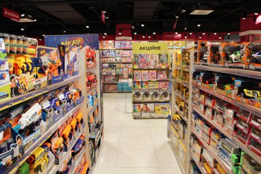 Kiev / Ukrayna. 28 Eylül 2018: alışveriş oyuncaklar. Oyuncak Dükkanı. İç oyuncak dükkanı. Raflar oyuncaklarla satırlarının. Çocuk sevinç. Oyuncak çocuk deposundaki geniş seçimi. Çocuklar için dükkanı