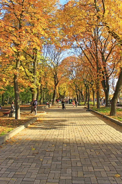 Chernihiv Ucrania Octubre 2017 Parque Ciudad Con Gente Caminando Por —  Fotos de Stock