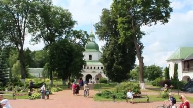Novhorod-Siverskii Chernihiv bölgesi / Ukrayna. 03 Eylül 2017: Spaso-Preobrazhensky Novhorod-Siverskyi erkek manastır. İnsanlar kilise Manastırı çan sesleri için bırakın. Pazar Manastırı hizmetinde. Büyük ağaçlar ile dini yer