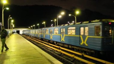 Kiev / Ukrayna. 28 Eylül 2018: elektrikli tren metro akşamları çıkıyorum. Metro İstasyonu terk tren. Kiev Hydropark metro istasyonundan kalkan metro