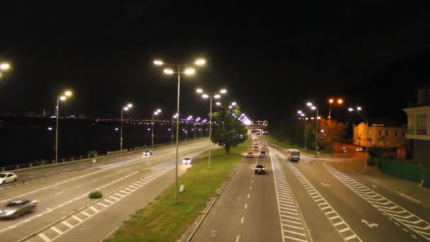 Autopista Multibanda Gran Ciudad Con Coches Marcha Por Noche Los — Vídeos de Stock