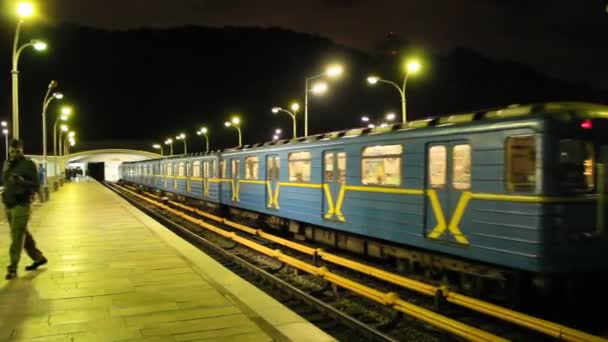 Kijów Ukraina Września 2018 Pociąg Elektryczny Pozostawiając Stacji Metrze Godzinach — Wideo stockowe