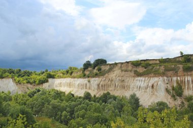 Kretase taş ocağı. Kumlu kayalıklarla ve güzel gökyüzü manzara. Kretase çukur. Kumlu kayalıklarla ayak ormanı ile. Sandy dağlar. Göksel yatay, mevduat tebeşir