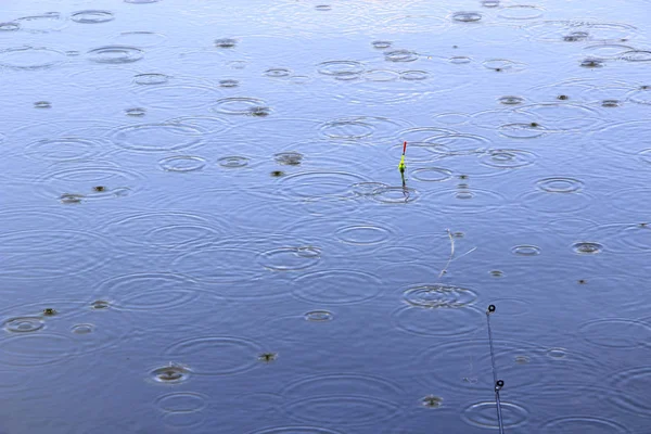 Lluvia Río Durante Pesca Pesca Flotar Agua Mientras Llueve Gotas — Foto de Stock