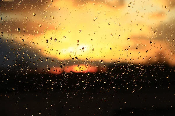 Yağmur Günbatımı Arka Plan Üzerine Açık Pencere Yağmur Cam Üzerinde — Stok fotoğraf